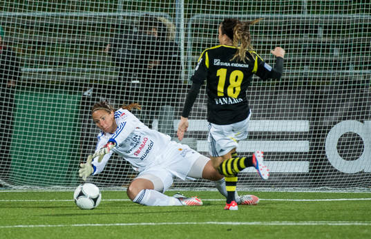 Tyresös målvakt Carola Söberg slänger sig