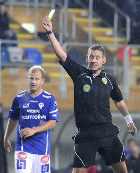 Magnus Ahlsen, domare, ger gult kort