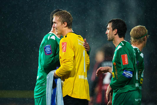 Markus Sandberg, målvakt, Ljungskile, kramas om