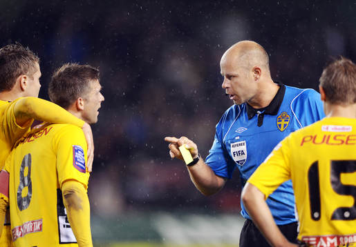 Anders Svensson, Elfsborg, har retat upp Martin Hansson,
