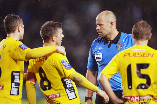 Anders Svensson, Elfsborg, har retat upp Martin Hansson,