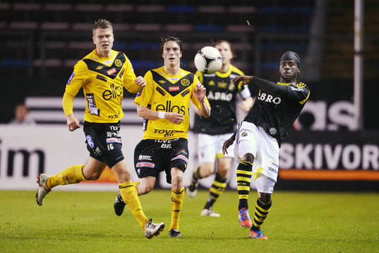 Anders Svensson, Elfsborg, har retat upp Martin Hansson,
