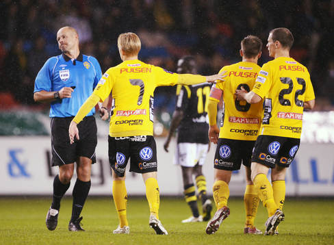 Anders Svensson, Elfsborg, har retat upp Martin Hansson,