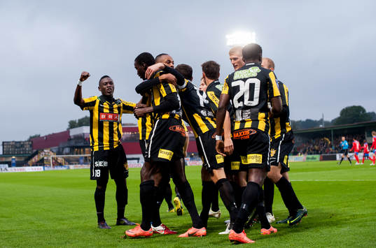Dioh Williams, Häcken, gör 1-0 och Waris Majeed mfl jublar