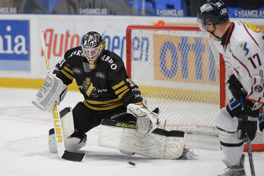 Daniel Larsson, målvakt AIK räddar