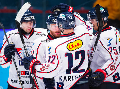 Robin Figren, Linköping, gratuleras till sitt 0-1-mål