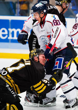 Björn Melin, AIK, knockas av Mattias Weinhandl, Linköping