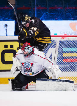 Andreas Andersson, målvakt, Linköping, får Broc Little,
