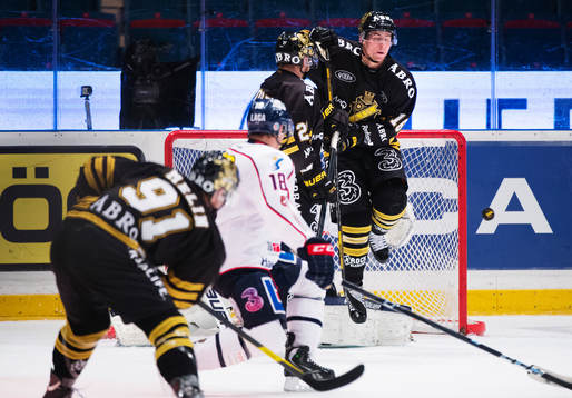 Björn Melin, AIK, skjuter pucken utanför mål