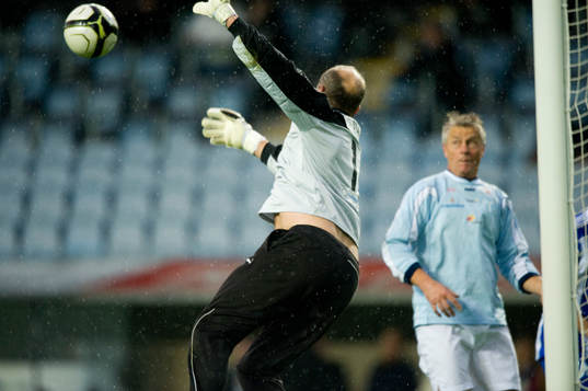 Jan Möller räddar framför Hasse Borg, Malmö FF