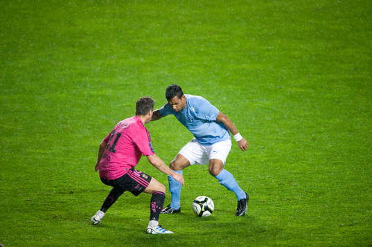 Wilton Figueiredo, malmö FF, fintar mot Pontus Farnerud,