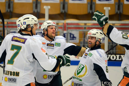 Christian Berglund gratulerar Mikael Johansson, Färjestad