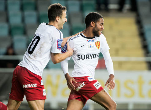 Yussuf Saleh, Syrianska, gör 1-4 och klappas om av Sharbel