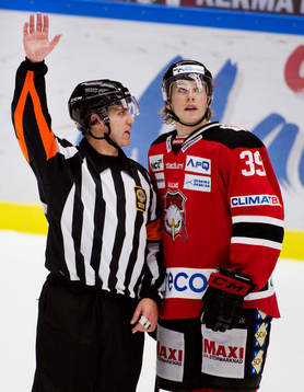 domare Shane Warschaw och Roger Olsson, Malmö Redhawks