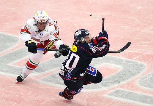 Andreas Steen i Modo stoppar Pär Arlbrandt i Linköping