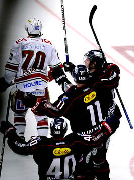 Jubel vid 2-1 målet med nr 17 Carl Söderberg