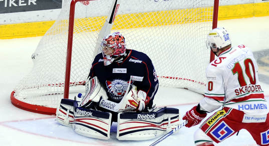 Christian Engstrand i LHC målet släpper in 1-1 målet