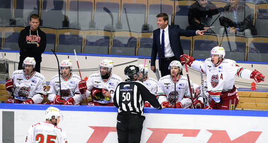 Modos bänk med tränare  Ulf Samuelsson i diskussion med