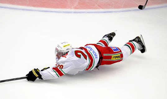 Alexander Steen Modo faller ramlar slänger sig ligger