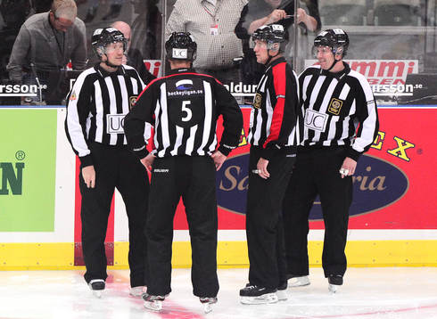 Domarna tar ett snack innan matchen