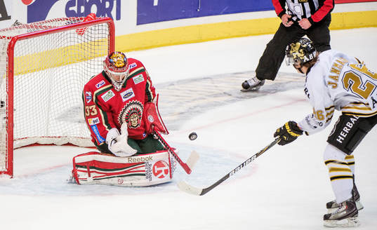 Mattias Janmark-Nylén, AIK, får ett friläge med det