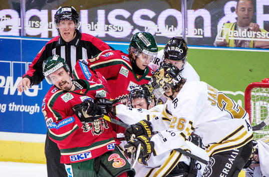 Pierre Johnsson, Frölunda, tacklas undan av