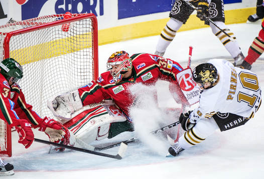 Esa Pirnes, AIK petar in 1-1 bakom Julius Hudacek,