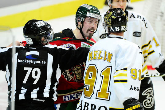 Domaren håller tillbaka Pierre Johnsson, Frölunda
