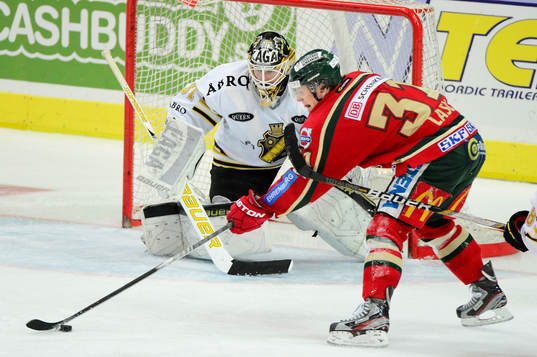 Nicklas Lasu, Frölunda framför Daniel Larsson, målvakt,