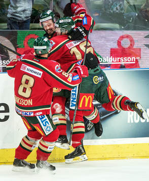 Anton Axelsson, Frölunda, kastar sig över Pierre Johnsson