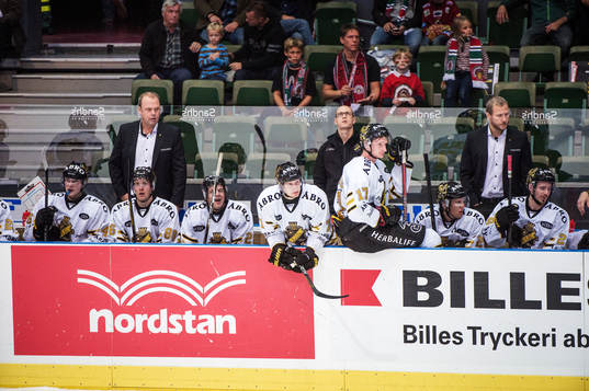 Ett gäng deppiga AIK-spelare hänger över sargkanten