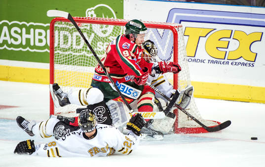 Fabian Brunnström, Frölunda, blir fälld av Andreas