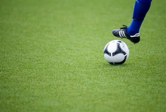 Konstgräs, fot, boll, fotbollskänga, teknik