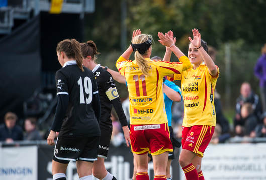 Tyresös Kirsten van de Ven och Madelaine Edlund jublar