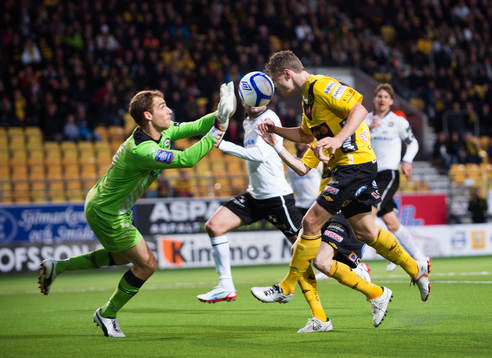 Oscar Hiljemark, Elfsborg, får en smäll av Tomer