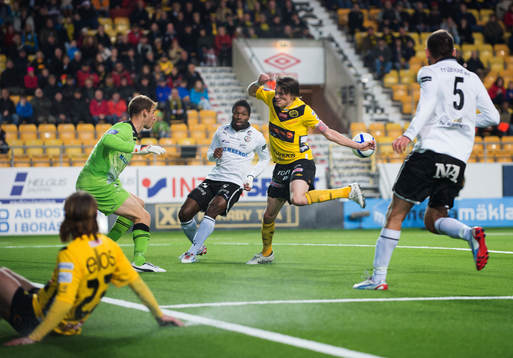 Lasse Nilsson, Elfsborg, missar ett inspel från Niklas Hult