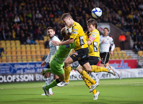 Viktor Claesson, Elfsborg, får en smäll av Tomer