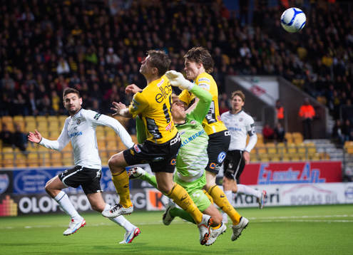 Viktor Claesson, Elfsborg, får en smäll av Tomer