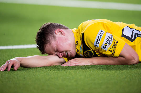 Viktor Claesson, Elfsborg, krockar med Örebros målvakt