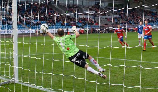 Henrik Gustavsson, målvakt, Åtvidaberg, räddar en