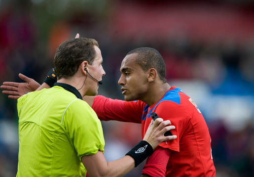 Walid Atta, Helsingborg, klagar hos domaren Andreas Ekberg,