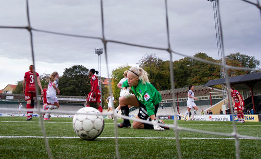 Maria Rönnbäck, målvakt, Piteå ser bollen som gått i