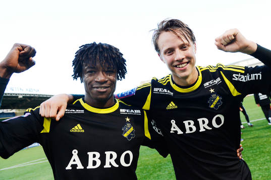 Mohamed Bangura och Viktor Lundberg. AIK, jublar
