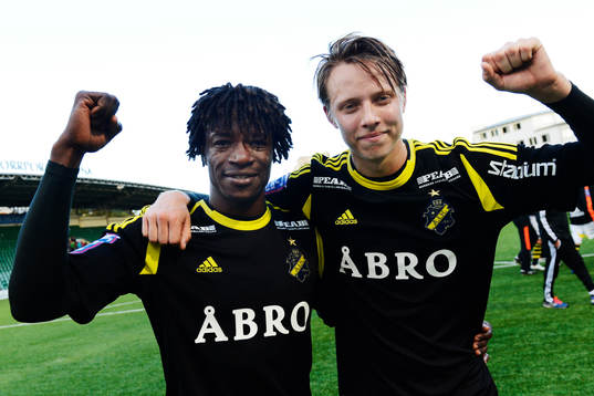 Mohamed Bangura och Viktor Lundberg. AIK, jublar
