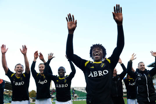 AIK:s matchhjälte Mohamed Bangura, jublar