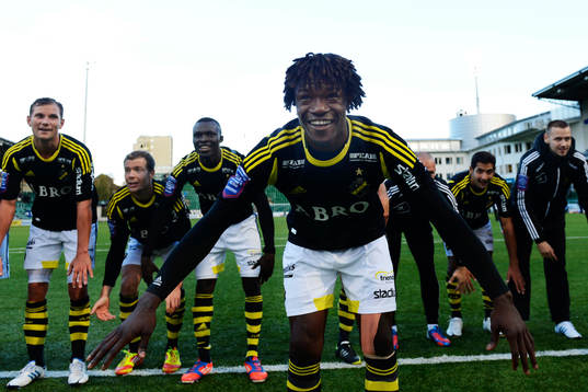 AIK:s matchhjälte Mohamed Bangura, jublar