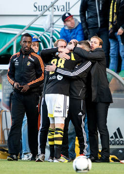 Henok Goitom, AIK var bänkad och ser på när Andreas Alm,