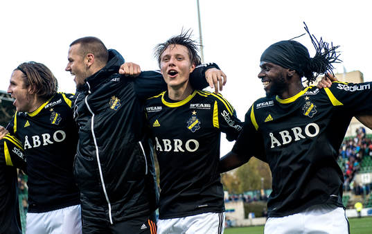 Viktor Lundberg, AIK jublar ihop med Martin Mutumba och
