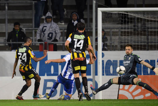 Offside? René Makondele, Häcken överlistar John