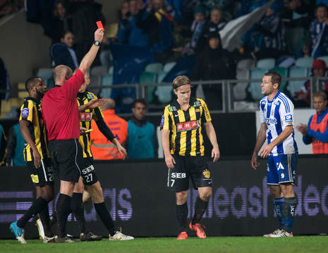 Jonas Bjurström, Häcken, får rött kort av domare Martin